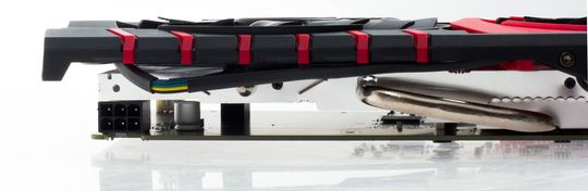 1x 6-pin strømkontakt.