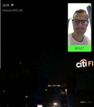 Rører jeg på fingeren mens jeg ser video, kan jeg dele et bilde av min egen reaksjon på videosnutten. Du trykker på ditt eget ansikt for å dele et stillbilde.