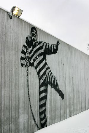 Vi har ikke bilde av den aktuelle fangen, men antar han ser omtrent ut som denne graffitien på fengselsmuren.