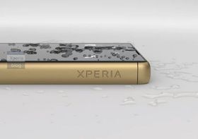 Siden av telefonen har fått seg en Xperia-logo, og rammen er betydelig flatere enn på Xperia Z3 og Xperia Z3+.