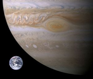 Tilnærmet størrelsesammenligning mellom jorden og Jupiter.