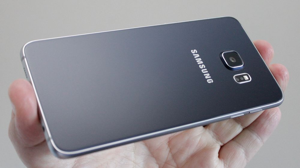 Slik ser Galaxy S6 Edge+ ut. Det er ventet at designen på den nye generasjonen telefoner ikke vil skille seg mye fra dagens. Men minnekortplass skal ha kommet med.