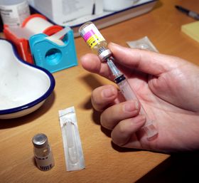 Studien viser at man ved å studere mobilbruk i et begrenset geografisk område kan hindre epidemier. Her illustrert ved en meslingvaksine som klargjøres.