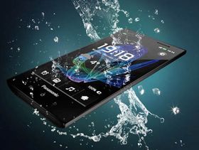 En av Panasonics egne vanntette smarttelefoner, ELUGA.