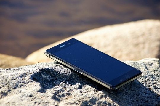 Xperia-serien, her representert ved artikkelforfatterens Xperia Z2, er populære telefoner i Norge. Men at de var inspirert av japanske kvinners dusjvaner, visste undertegnede ikke.