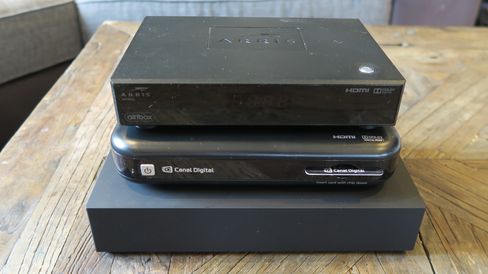 Nederst ser du den nye PVR-en fra Strong, boksen i midten er en zapperboks, og enheten på toppen er en PVR dra Altibox.
