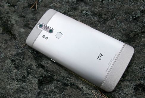Fingerleseren på baksiden av Axon er alltid aktiv. Legg fingeren oppå, og mobilen åpner seg. Til slutt gjorde vi det uten å tenke på at den var låst.