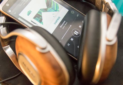 Det er skikkelig bra lyd i ZTE Axon. Produsenten har inkludert en dedikert forsterker og DAC i telefonen. Det merkes. I testperioden kjørte vi den sammen med Denon D2000, MM400 og Sennheisers Momentum. Samtlige med svært overbevisende resultat.