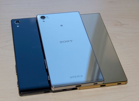 Tre ulike fargealternativ finnes for Xperia Z5 Premium. Den ene av dem er så blank at du kan speile deg i den.
