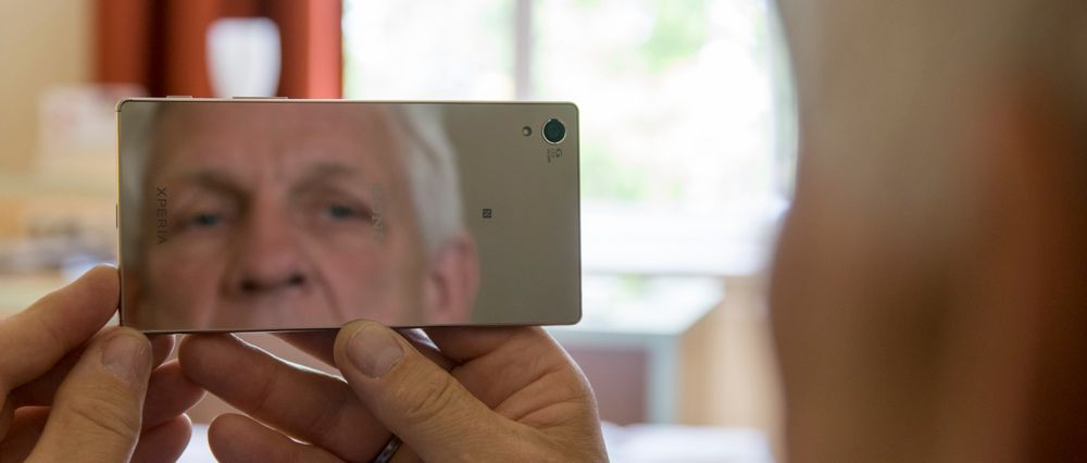 Kollega Odd Richard Valmot knipser en selfie på 23 megapiksler. Den speilblanke baksiden er mer enn tilstrekkelig til å fange opp eventuell spinat mellom tenna.