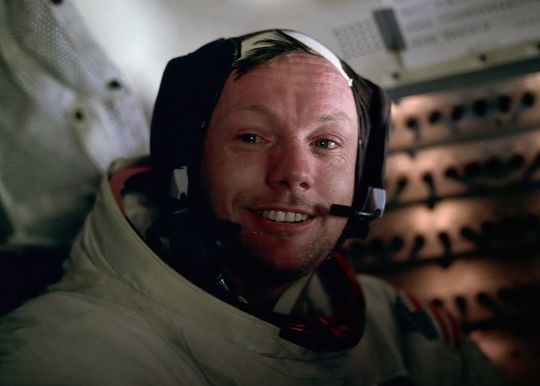 Neil Armstrong fotografert av Buzz Aldrin etter å ha gått på månen for første gang under Apollo 11-ferden. Mikrofonen var bygget og utviklet av Plantronics.
