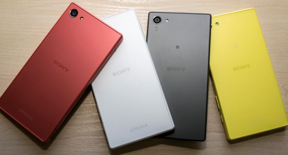 Xperia Z5 Compact kommer i fire forskjellige farger. Svart og hvitt hører naturligvis til, mens påskekyllingvarianten og den røde/rosa er litt mer uvanlige.