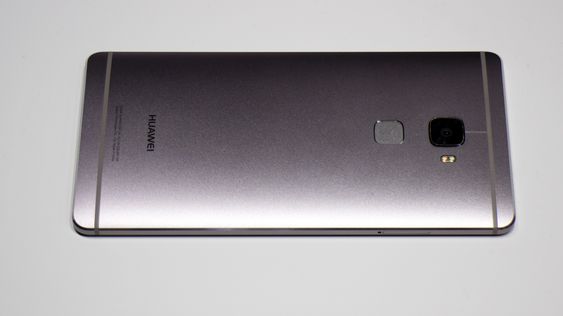 En ren og avrundet metall bakside. Ikke ulik HTC M9.