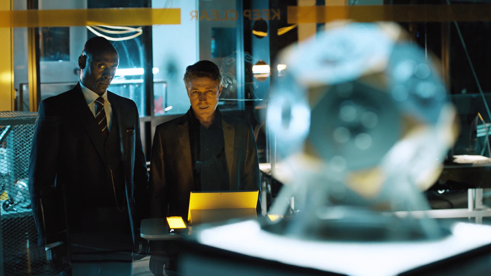 Lance Reddick som Martin Hatch og Aidan Gillen som Paul Serene, fra TV-seriedelen av spillet.
