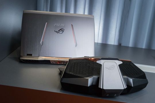 Asus GX700 kan dockes til en egen vannkjølingsstasjon for bedre ytelse.