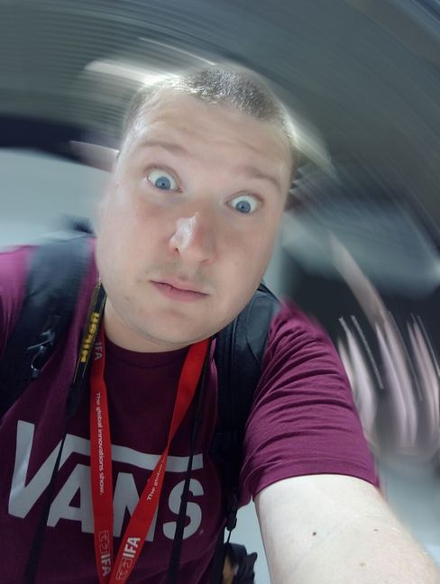 Undertegnede er naturligvis helproff på selfies. Her har Vibe S1 gitt oss både en liten forskjønnelse og snurrete og uklar bakgrunn.