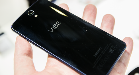 Blanke telefoner kan være lekre å se på når de er nypussede og fine, men Vibe S1 er en skikkelig fingermagnet. Den blå utgaven slet vi med å få helt ren.