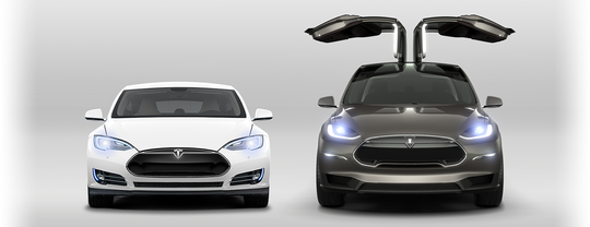 Tesla Model S (til venstre) og Tesla Model X er selskapets foreløpig eneste modeller i produksjon. Begge to er imidlertid svært dyre, så et billigere alternativ – i form av Model 3 – er nok kjærkomment.