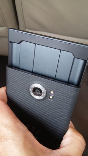 Slik ser telefonen ut bak med tastaturet skjøvet ut.