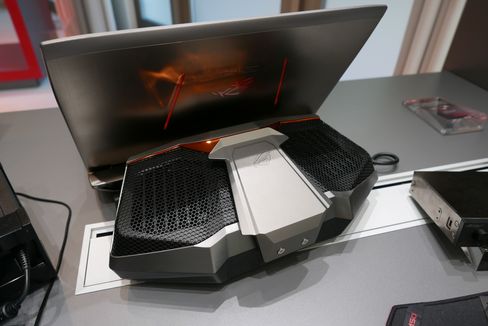 Asus ROG GX700 kan minne litt om et bærbart musikkanlegg.