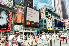 For å skape litt blest rundt det hele, har de til og med reklamebannere på selveste Broadway!