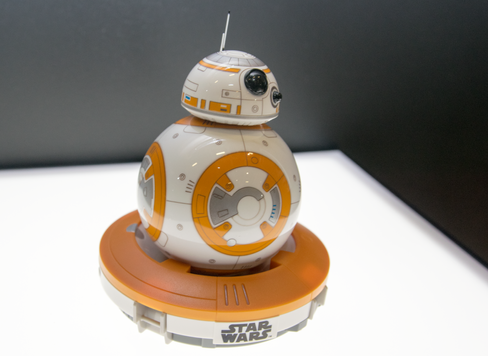 Sphero BB-8 lades ved hjelp av induksjon. Bare sett den i krybben.
