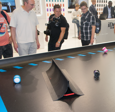 Sphero drar fortsatt med seg klassikerne rundt. Her er Ollie, et slags rør med hjul på hver side. En av dem er i ferd med å gå i spinn, og tiltrekker seg litt oppmerksomhet.