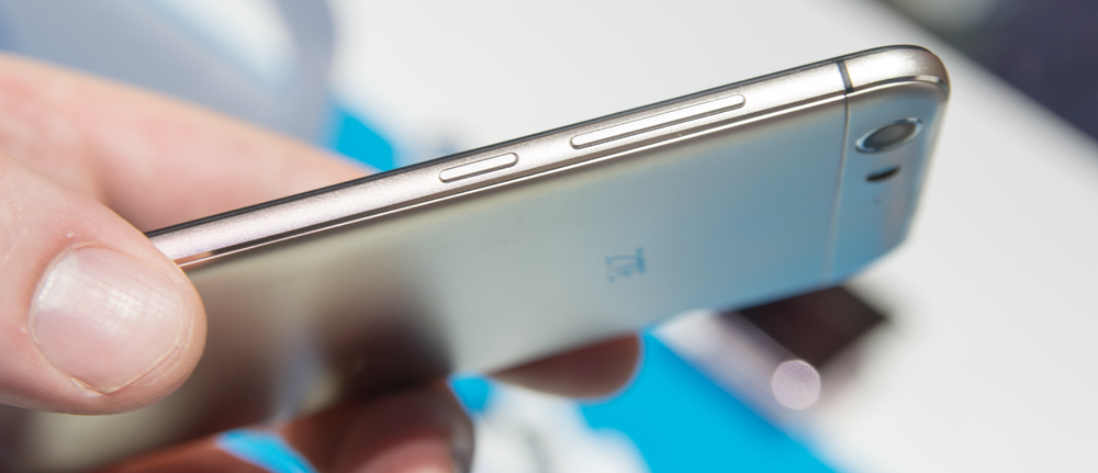 Blade V6 er en syltynn og lett telefon bygget i aluminium. Du kan sette i to SIM-kort, eller bruke den ene plassen til minnekort.