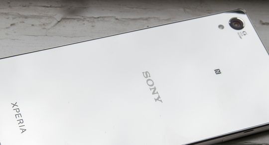 Xperia Z5 Premium er ikke en mobil som går upåaktet hen. Baksiden er blant annet så blank at du enkelt kan bruke den som speil.