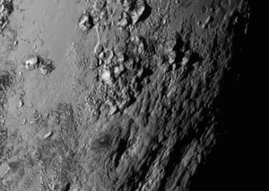Dette bildet ble fanget cirka 1,5 time før New Horizons passerte Pluto. Det ligger fortsatt bilder med høyere oppløsning enn dette på romsonden.