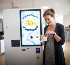 Så lykkelig blir du av å få potetpinner fra en maskin.