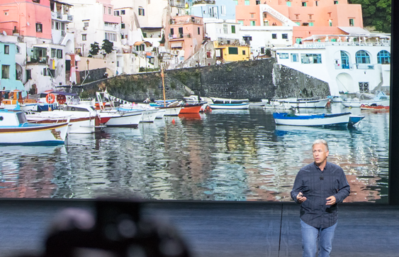 Phil Schiller fra Apple viser frem det nye kameraet til iPhone 6S.