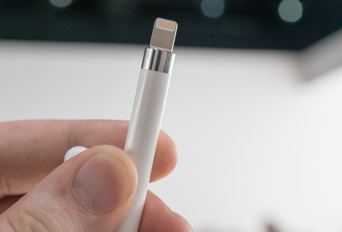 Apple Pencil lades fra Lightning-porten i iPad Pro. Batteritiden er på tolv timer.