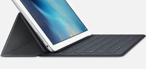 Dette er Apples eget iPad Pro-tastatur Smart Keyboard, som ser ut til å bli noe mindre «premium» enn Logitechs nye variant.