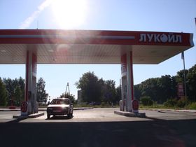 Russiske bensinstasjoner – slik som denne – må snart installere elektrisk ladestasjon.