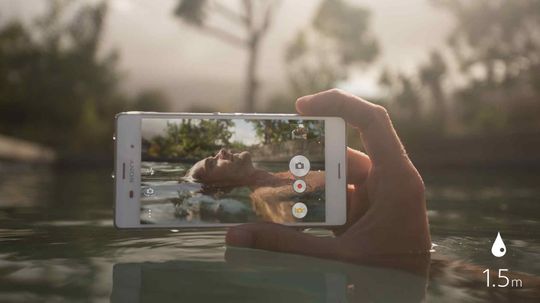 Xperia Z3 ble blant annet markedsført som en telefon du kunne ta bilder under og i vannet med. Her på svømmetur, for eksempel.