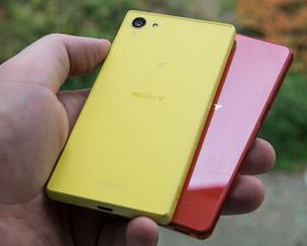 To generasjoner Compact-modeller fra Sony. Xperia Z5 Compact (gul), skal IKKE brukes under vann. Xperia Z3 Compact (rød), derimot, ble markedsført som en mobil du kunne bruke under vann.