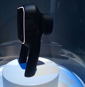 Prototypen festes ikke på hodet, men holdes som et periskop.