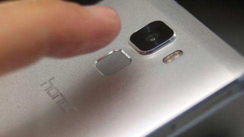 Huaweis Honor 7 er en lekker telefon med fingeravtrykksleser på baksiden.
