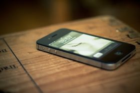  The iPhone 4S was a gunpowder package when it arrived, but four & # xE5; r and iOS versions later it is perceived to be slow n & # xE5; . Then a factory setting v & # xE6; re p & # xE5; its place. Ogs & # xE5; newer models of iPad and iPhone can take good advantage of such a treatment. 