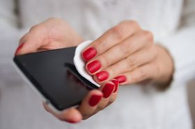 På samme måte som telefonen noen ganger trenger en rens utenpå, kan den også være avhengig av en rens innvendig. Det er her fabrikkinnstilling kommer inn.