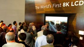 8K-oppløsningen har hittil bare blitt demonstrert på større TV-er. Her viser Sharp frem en prototype av sin 8K-TV for et år siden.