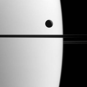 Saturn og månen Diome. Ikke relevant for saken, men wow, for et bilde.