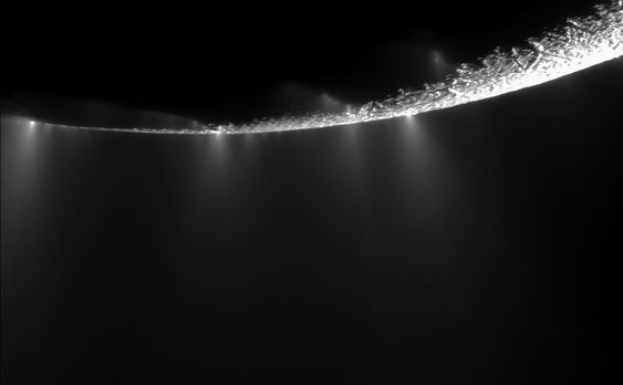 Her ser vi vann sprute ut fra overflaten av månen. Disse beviser at Enceladus er geologisk aktiv.