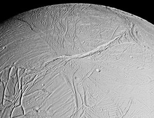 Overflaten til Enceladus minner om overflaten til Europa.