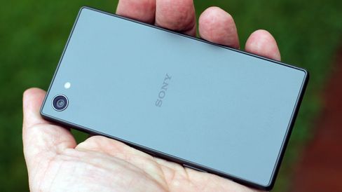 Sonys Xperia Z5 Compact er en knallgod telefon, og prisen nærmer seg det mange arbeidsplasser dekker.
