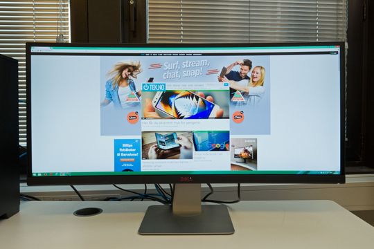 Ultrabrede Dell U3415W med et nettleservindu i fullskjerm. Endelig får du med deg absolutt all reklamen!