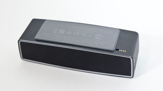Et gummipanel i bunnen, sammen med et veldig lavt tyngdepunkt, sørger for at høyttaleren holder seg på plass.