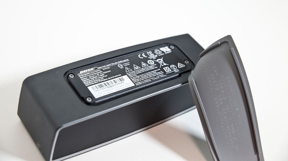 Under panelet finner vi batteriet, som holder til opptil 10 timer med spilling.