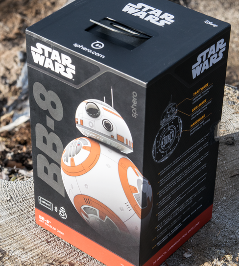 BB-8 kommer i en stor og fin eske med Star Wars- og Disney-logoer over det meste.